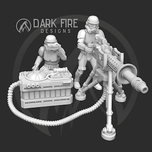 Peut inclure: Deux figurines d'action de stormtroopers en plastique blanc, l'une tenant une grosse mitrailleuse en plastique blanc détaillée avec un long canon. La mitrailleuse est montée sur un trépied et est reliée par un tuyau à une boîte en plastique blanc avec un dessus rond et une série de fentes rectangulaires.