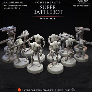 Puede incluir: Una colección de figuras robóticas en miniatura de color gris sin pintar, etiquetadas como Super Battlebot Specialists. Las figuras presentan varias poses, algunas con armas montadas en los hombros o brazos, sobre bases circulares con fondo negro.