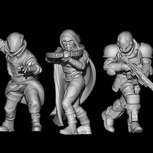 Puede incluir: Tres figuras en miniatura de plástico gris de soldados futuristas, uno con un rifle, otro con una ballesta y el último con una pistola.
