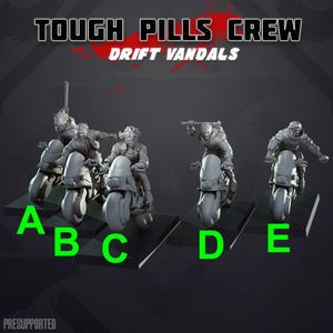 Puede incluir: Cinco figuras en miniatura impresas en 3D de color gris de personas que montan en motocicleta. Las figuras están etiquetadas de la A a la E. El texto "TOUGH PILLS CREW" y "DRIFT VANDALS" está en la parte superior de la imagen.