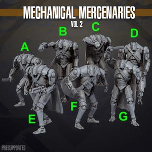 Könnte beinhalten: Eine Sammlung von sieben grauen, unbemalten mechanischen Roboterfiguren, beschriftet von A bis G, mit dem Titel MECHANICAL MERCENARIES VOL 2. Jeder Roboter hat einen humanoiden Körper, einen Umhang und verschiedene Waffen wie Blaster und Klingen.