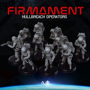 Może przedstawiać: Zestaw szarych miniaturowych figurek z napisem FIRMAMENT HULLBREACH OPERATORS. Każda figurka ma na sobie skafander kosmiczny z hełmem, plecakiem i sprzętem taktycznym oraz trzyma broń. Figurki są umieszczone na okrągłych czarnych podstawkach.