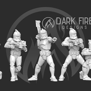 Puede incluir: Cinco figuras de acción de plástico blanco de soldados clon del universo Star Wars. Las figuras están en diferentes posturas de acción, sosteniendo blásters. Las figuras llevan todas la misma armadura y cascos.