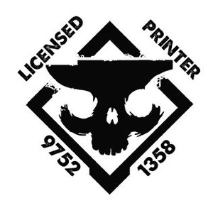 Puede incluir: Gr&aacute;fico en blanco y negro de una calavera con un yunque encima, dentro de un cuadrado con las palabras "Licensed Printer" y "9752 1358" alrededor.
