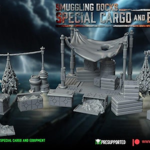 Puede incluir: Un kit de modelo impreso en 3D de un puerto espacial futurista con una variedad de contenedores de carga, cajas y equipos. El kit incluye una grúa, una estructura cubierta con una lona y varios otros detalles. El modelo está diseñado para su uso en juegos de mesa y juegos de rol.