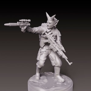 Può includere: Una miniatura stampata in 3D grigia di un personaggio fantasy con le corna, che tiene un blaster e un fucile. Il personaggio indossa una giacca e pantaloni, e sta in piedi su una base.
