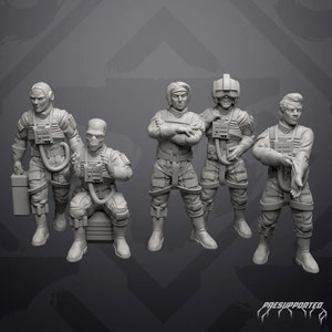Könnte beinhalten: Fünf graue Plastik-Miniaturfiguren von Personen in Raumanzügen. Die Figuren sind in verschiedenen Posen dargestellt, einige stehen, einige sitzen und einige halten Gegenstände. Die Figuren tragen alle Helme und haben detaillierte Merkmale.