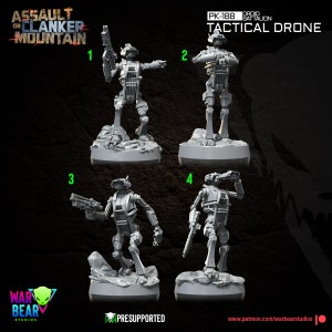 Peut inclure: Quatre figurines miniatures en plastique gris d'un drone tactique droïde, chacune dans une pose différente, debout sur une base ronde. Les figurines sont numérotées de 1 à 4. Le texte "PK-188 DROID BATTALION TACTICAL DRONE" est en haut de l'image.