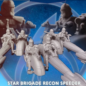 以下が含まれることがあります： スターウォーズのクローン・トルーパーのフィギュア4体セットが、スピードバイクに乗っています。フィギュアはグレーのプラスチック製で、ダイナミックなアクションポーズをとっています。スピードバイクもグレーのプラスチック製で、スタイリッシュな未来的なデザインです。背景は青と白の抽象的なデザインです。