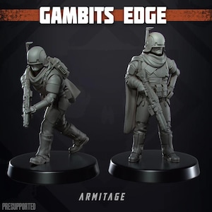 Puede incluir: Dos figuras en miniatura de plástico gris de una persona con casco y sosteniendo un arma. Las figuras están de pie sobre una base gris. El texto "Gambits Edge" y "Armitage" es visible en la imagen.