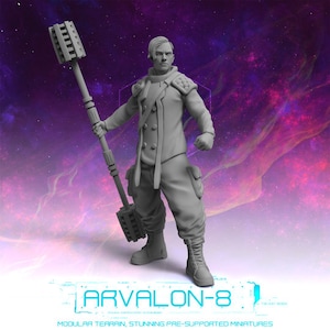 Puede incluir: Una figura en miniatura gris de una persona con abrigo y pantalones de estilo militar, sosteniendo un arma grande. La figura tiene el pelo corto y posa contra un fondo espacial púrpura y azul. El texto "ARVALON-8" está en la parte inferior.