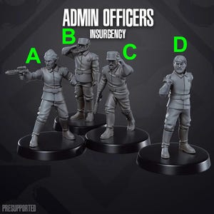 Può includere: Quattro figure in miniatura di plastica grigia di ufficiali militari, etichettate A, B, C e D. Le figure sono in piedi su basi circolari nere. Il testo "ADMIN OFFICERS" e "INSURGENCY" è visibile nella parte superiore dell'immagine.