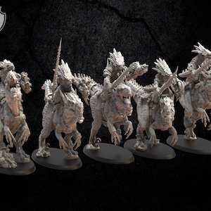 Puede incluir: Cinco figuras en miniatura grises sin pintar de criaturas parecidas a lagartos que montan dinosaurios. Las figuras están dispuestas en línea, mirando hacia adelante. Cada figura sostiene un arma, como una lanza o una espada.