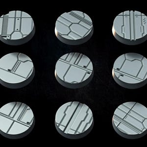 Può includere: Dodici basi rotonde in plastica bianca con diversi motivi geometrici. Le basi sono progettate per l'uso con miniature e giochi.