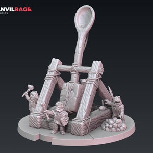 Puede incluir: Una miniatura impresa en 3D de color gris de una catapulta de madera con tres pequeñas figuras. La catapulta está hecha de madera y cuerda y tiene un gran brazo en forma de cuchara. Las figuras llevan armadura y sostienen armas. La miniatura está colocada sobre una base gris.