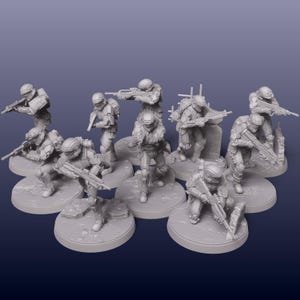 Può includere: Un set di nove miniature di soldati in plastica grigia, ciascuna con un'arma in mano e in piedi su una base rotonda. Le miniature sono in varie pose d'azione.