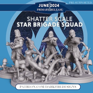 Könnte beinhalten: Ein Set aus vier grauen Plastik-Miniaturfiguren, darunter eine weibliche Figur und drei männliche Figuren, die auf einem Sockel mit Pilzdesign stehen. Die Figuren sind Teil eines Star Brigade Squad, einem Shatter Scale-Modell. Der Text "JUNE 2024 PRIMARY RELEASE" und "PRE-SUPPORTED" befindet sich oben im Bild. Der Text "PATREON.COM/DARKFIREDESIGNS" befindet sich unten im Bild.