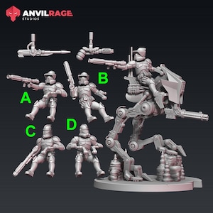 Peut inclure: Un ensemble de quatre figurines de soldats clones en plastique gris, dont l'une est à bord d'un speeder bike en plastique gris, avec un fusil blaster en plastique gris. Les figurines sont en position d'action. L'ensemble est marqué "ANVILRAGE STUDIOS".