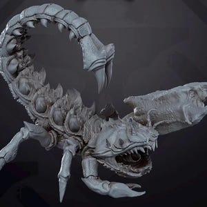 Op de afbeelding: Een gedetailleerd grijs 3D-geprint model van een schorpioen met een grote, open mond en een opgerolde staart.
