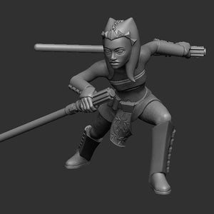 Op de afbeelding: Een grijs 3D-geprint figuur van een vrouwelijke krijger in een vechtpose, met een lichtzwaard in haar rechterhand. Ze draagt een rok, een riem met een decoratieve gesp en laarzen. Haar haar is in een vlecht met een decoratief hoofdsstuk.