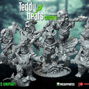 Puede incluir: Un conjunto de 10 figuras en miniatura impresas en 3D de color gris que representan osos de peluche con capas con capucha y que sostienen varias armas. Las figuras forman parte de un conjunto llamado "Teddy Bears Unipart" y están disponibles en Patreon.
