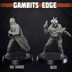 Puede incluir: Dos figuras en miniatura pintadas de gris de personajes del universo Star Wars. La figura de la izquierda es Dak Tanager, un hombre humano con barba y un abrigo largo. La figura de la derecha es Q'rizzo, un Trandoshan con una cabeza grande y un rifle bláster. Las figuras están de pie sobre bases negras.