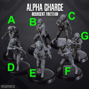 Könnte beinhalten: Ein Set aus sechs grauen Plastik-Miniaturfiguren, die mit A bis G beschriftet sind und Charaktere aus einem Science-Fiction- oder Fantasy-Spiel darstellen. Die Figuren sind in verschiedenen Action-Posen dargestellt und halten Waffen. Die Figuren stehen auf runden Sockeln.