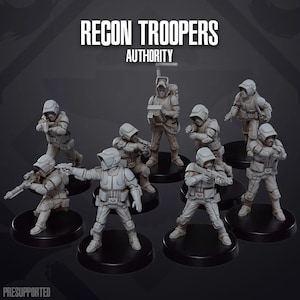 Puede incluir: Un conjunto de nueve figuras en miniatura de plástico gris de soldados, cada una con una pose y un arma diferentes. Las figuras están etiquetadas como "Recon Troopers Authority" y "Presupported".