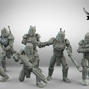 Può includere: Sei miniature di plastica grigia di soldati che indossano armature e caschi futuristici. I soldati impugnano armi e sono in varie pose d'azione. Le miniature sono del marchio Black Remnant.