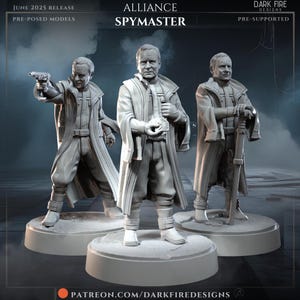 Pode incluir: Três modelos 3D cinzentos de uma figura masculina com casaco comprido e botas. Uma figura segura uma arma, outra um objeto pequeno e a terceira uma espada. Os modelos estão em bases circulares. O texto inclui "ALLIANCE SPYMASTER".