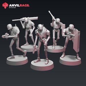 Peut inclure: Cinq figurines de robots en plastique gris avec différentes armes et poses. Les figurines sont debout sur des bases rondes.