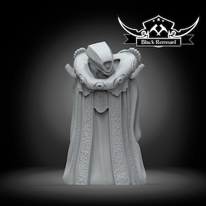 Puede incluir: Una miniatura impresa en 3D de color gris de una figura que lleva una túnica con capucha, un cuello decorativo y detalles intrincados. La figura está de pie sobre un fondo liso. Black Remnant está impreso en una pancarta sobre la figura.