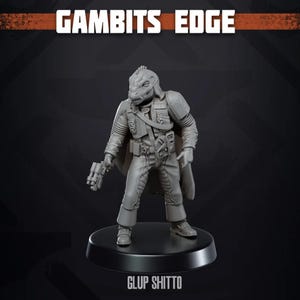Puede incluir: Una figura en miniatura gris sin pintar de un personaje humanoide reptiliano de pie sobre una base negra circular. La figura lleva equipo táctico, una capa y sostiene una pistola bláster. El texto GAMBITS EDGE y GLUP SHITTO aparece en la imagen.