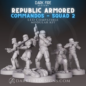 Könnte beinhalten: Fünf graue Plastik-Miniaturfiguren von Republic Commando-Soldaten, die auf runden Sockeln stehen. Die Figuren halten Waffen und sind in Kampfstellungen positioniert. Der Text "REPUBLIC ARMORED COMMANDOS - SQUAD 2" wird über den Figuren angezeigt. Der Text "LED COMPATIBLE MODULAR KIT" wird unter den Figuren angezeigt.