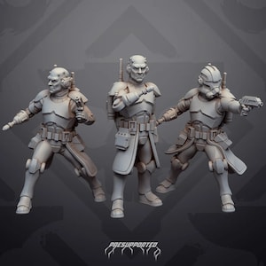 Può includere: Tre action figure grigie di soldati futuristici in pose di combattimento. Ogni figura indossa un'armatura, una cintura porta attrezzi e tiene in mano una pistola blaster. Le figure hanno elmetti dettagliati e sono poste su uno sfondo grigio. Il testo "PRESUPPORTED" è in basso.
