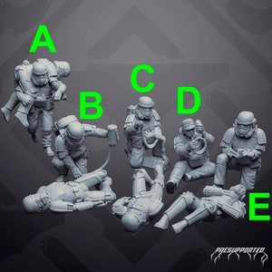 Op de afbeelding: Een set van zes grijze plastic miniatuurfiguren van stormtroopers in verschillende poses, waaronder een die een ander op zijn rug draagt, een knielende, een zittende en drie liggende. De figuren zijn onderdeel van een bordspel of rollenspel.