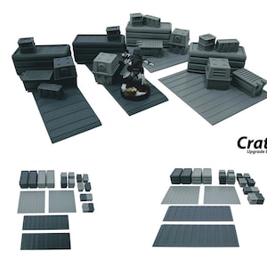 Può includere: Un set di casse e piattaforme in plastica grigia per giochi da tavolo. Il set include casse e piattaforme di diverse dimensioni, tutte con una superficie testurizzata. Il testo "Crates! Upgrade Below" è visibile nell'immagine.