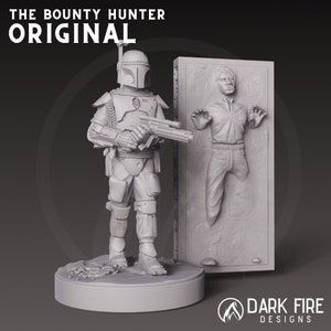 以下が含まれることがあります： スターウォーズの賞金稼ぎ、ボバ・フェットのグレーの3Dプリントモデルが、カーボナイトで凍結されたハン・ソロのグレーの3Dプリントモデルの横に立っています。画像の上部には「THE BOUNTY HUNTER ORIGINAL」というテキストがあります。