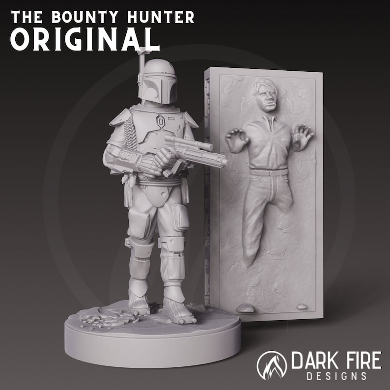 以下が含まれることがあります： スターウォーズの賞金稼ぎ、ボバ・フェットのグレーの3Dプリントモデルが、カーボナイトで凍結されたハン・ソロのグレーの3Dプリントモデルの横に立っています。画像の上部には「THE BOUNTY HUNTER ORIGINAL」というテキストがあります。