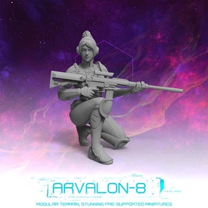 Puede incluir: Miniatura gris de una figura femenina arrodillada sosteniendo un rifle. La figura lleva una armadura futurista y un casco. El fondo es una nebulosa púrpura y rosa. El texto "ARVALON-8" está en la parte inferior.