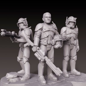 Könnte beinhalten: Drei graue Plastik-Actionfiguren von Star Wars Klonkriegern. Eine Figur ist ein normaler Klonkrieger, eine ist ein Klonkrieger mit einem Blastergewehr und eine ist ein Klonkrieger mit einem Helm in der Hand.
