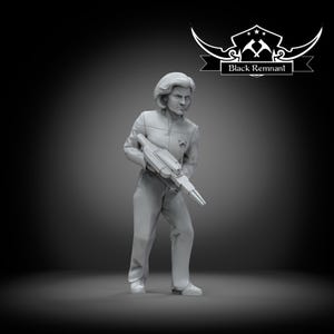 Puede incluir: Una figura gris de una persona con uniforme sosteniendo un arma futurista. La figura tiene el pelo corto y una expresión severa. El uniforme tiene una insignia en el pecho. El texto "Black Remnant" está encima de la figura.