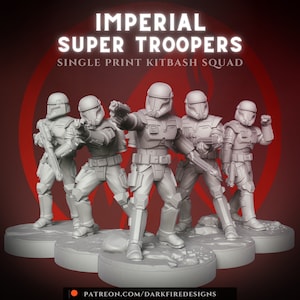Op de afbeelding: Vijf grijze plastic miniatuurfiguren van Imperiale Super Troopers, een Star Wars kitbash-squad, staand op ronde bases. De figuren staan in een gevechtshouding, met wapens in de hand.