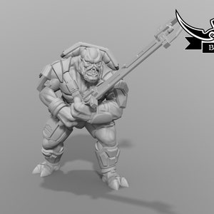 Könnte beinhalten: Eine graue Plastik-Miniaturfigur eines humanoiden Wesens mit einem großen Kopf und scharfen Zähnen, das eine Rüstung trägt und eine große Waffe hält. Die Figur steht auf einem grauen Hintergrund. Black Remnant steht auf einem schwarzen Banner.