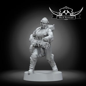 Könnte beinhalten: Eine graue Plastik-Miniaturfigur einer Soldatin, die einen Overall trägt und eine große Waffe hält. Die Figur steht auf einem runden Sockel. Der Text "Black Remnant" ist im Hintergrund sichtbar.