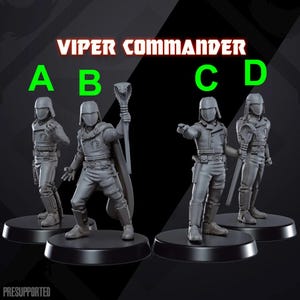 Può includere: Quattro miniature in plastica grigia di Viper Commanders del franchise G.I. Joe. Le figure sono in pose d'azione diverse e impugnano armi. Le figure sono etichettate con A, B, C e D. Il testo "VIPER COMMANDER" è in cima all'immagine.
