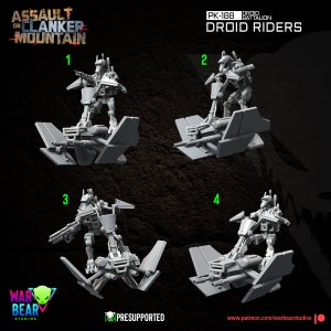 Op de afbeelding: Vier grijze 3D-geprinte miniatuurmodellen van droid-ruiters. Elke ruiter is een humanoïde robot met een wapen en rijdt op een klein vliegend voertuig. De modellen zijn genummerd van 1 tot 4.