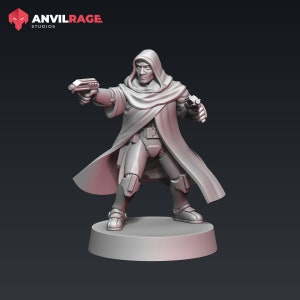 Puede incluir: Una miniatura impresa en 3D gris de una figura encapuchada que sostiene dos pistolas, de pie sobre una base redonda.