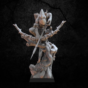 Könnte beinhalten: Eine graue, detaillierte Miniaturfigur eines Wesens mit einem Speer und einem Bogen, das auf einem Ast sitzt. Die Figur steht auf einem schwarzen Sockel.