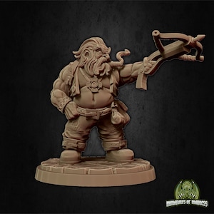 Könnte beinhalten: Eine Miniaturfigur eines Zwergs mit Bart und Armbrust, der eine Lederweste und eine Hose trägt. Der Zwerg hält die Armbrust in seiner rechten Hand und hat eine Pfeife im Mund.